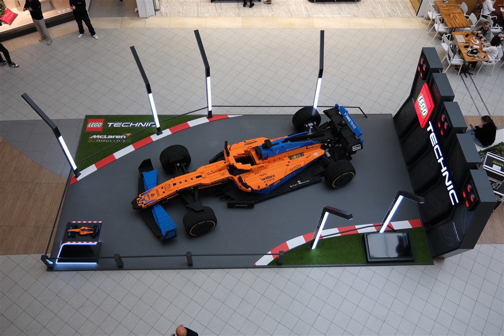 İstanbul’da Yarış Heyecanı: Gerçek boyutlu LEGO® Technic™ McLaren Formula 1™ Yarış Arabası Akasya’da!